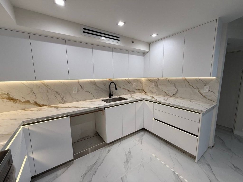 White L-shaped handleless kitchen